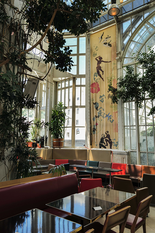 glass house architecture- biophilia- restaurant